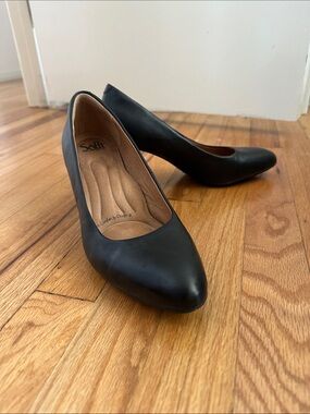 Sofft Black Leather Round-Toe Pump